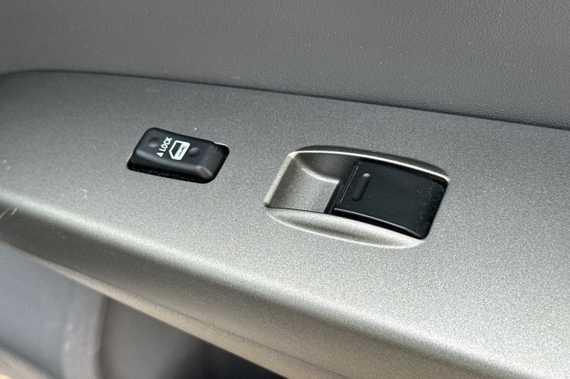 Toyota Prius Vehicle Full-screen Gallery Image 22