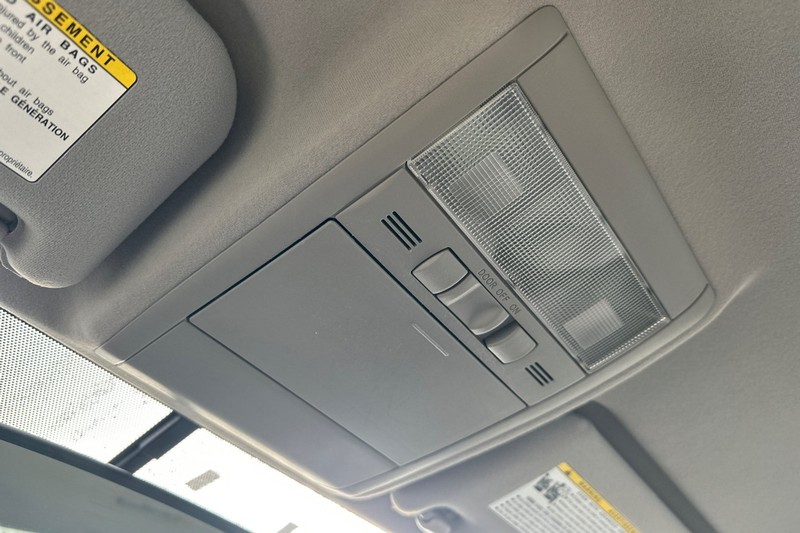 Toyota Prius Vehicle Full-screen Gallery Image 24