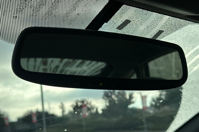 Toyota Prius Vehicle Full-screen Gallery Image 25