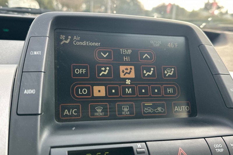 Toyota Prius Vehicle Full-screen Gallery Image 28