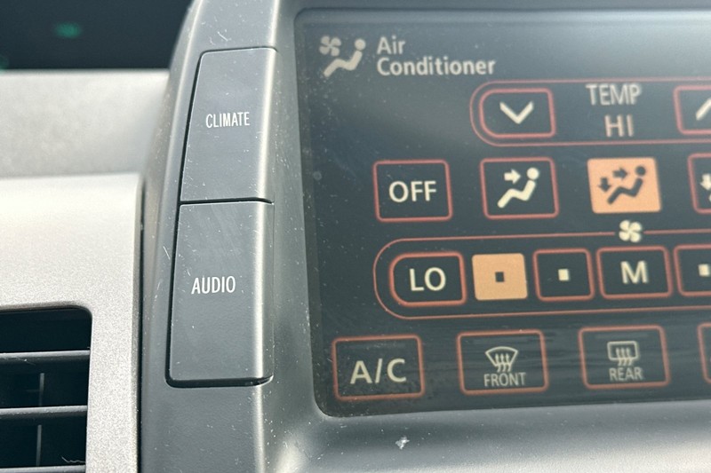 Toyota Prius Vehicle Full-screen Gallery Image 29