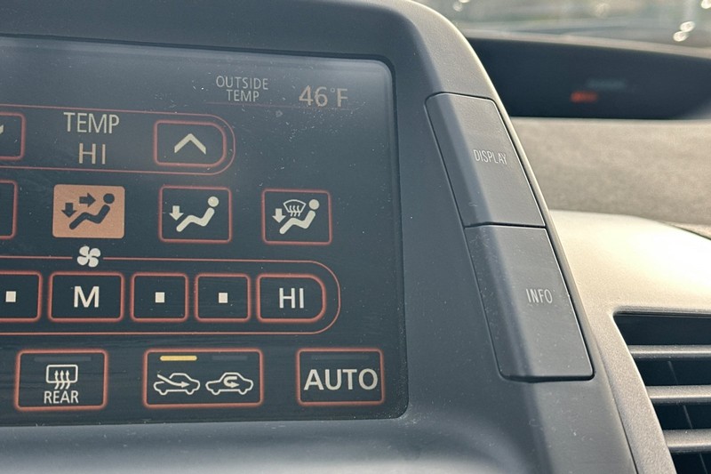 Toyota Prius Vehicle Full-screen Gallery Image 30