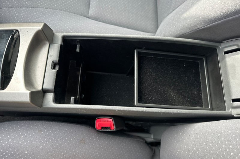 Toyota Prius Vehicle Full-screen Gallery Image 32