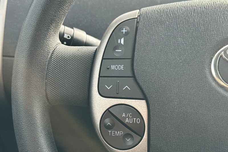 Toyota Prius Vehicle Full-screen Gallery Image 36