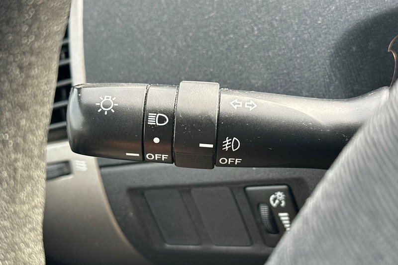 Toyota Prius Vehicle Full-screen Gallery Image 37