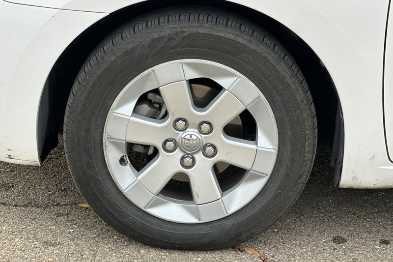 Toyota Prius Vehicle Full-screen Gallery Image 44