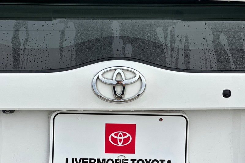 Toyota Prius Vehicle Full-screen Gallery Image 48