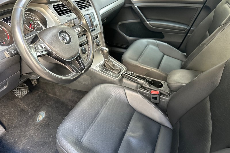 Volkswagen Golf Vehicle Full-screen Gallery Image 10