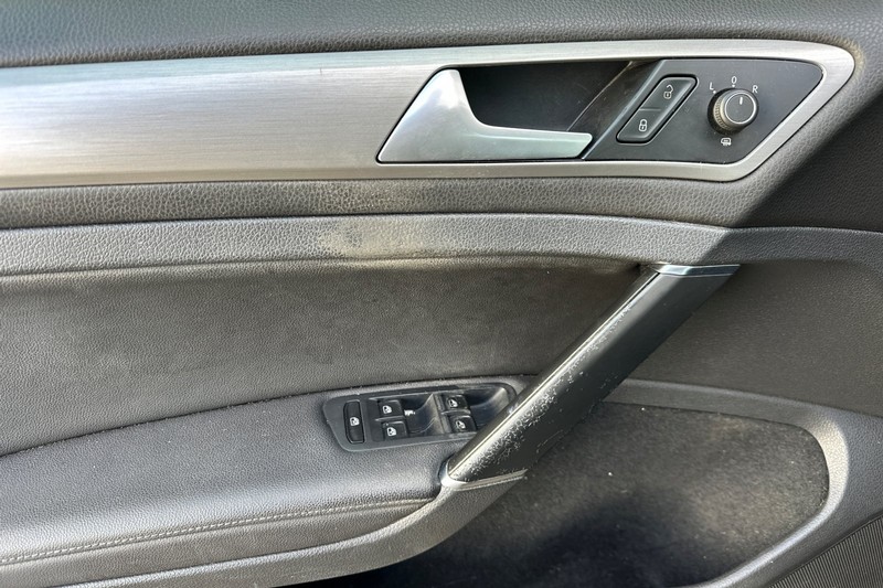 Volkswagen Golf Vehicle Full-screen Gallery Image 11