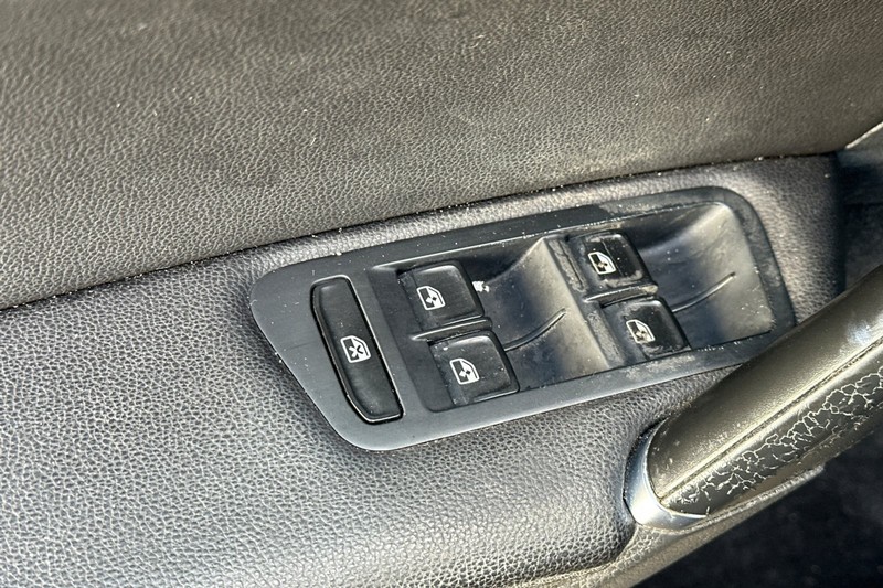 Volkswagen Golf Vehicle Full-screen Gallery Image 12