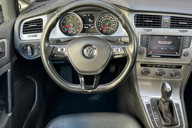 Volkswagen Golf Vehicle Full-screen Gallery Image 16