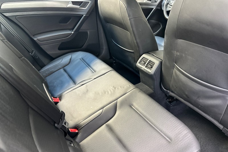 Volkswagen Golf Vehicle Full-screen Gallery Image 18