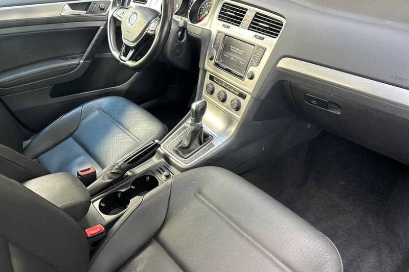 Volkswagen Golf Vehicle Full-screen Gallery Image 19