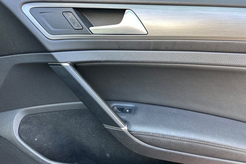 Volkswagen Golf Vehicle Full-screen Gallery Image 21