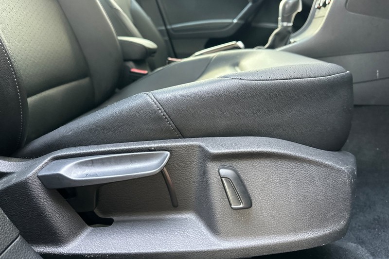 Volkswagen Golf Vehicle Full-screen Gallery Image 23