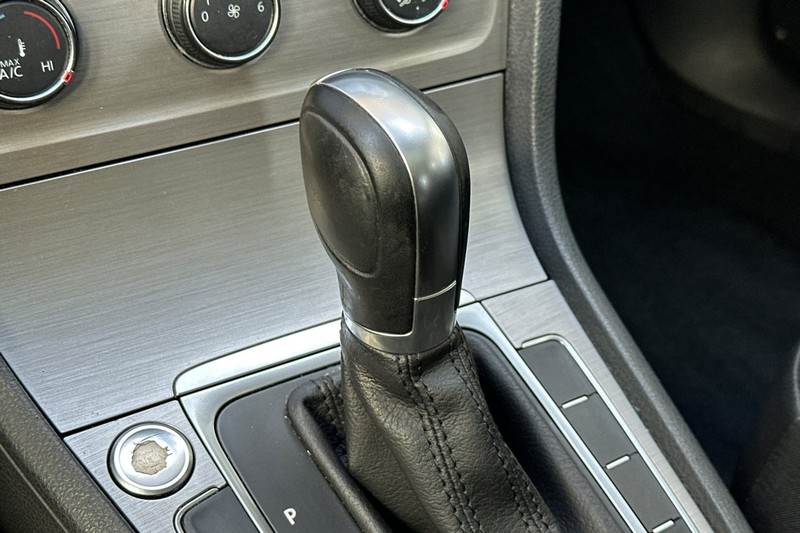 Volkswagen Golf Vehicle Full-screen Gallery Image 32