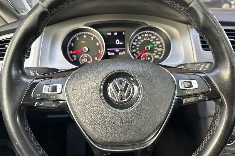 Volkswagen Golf Vehicle Full-screen Gallery Image 33