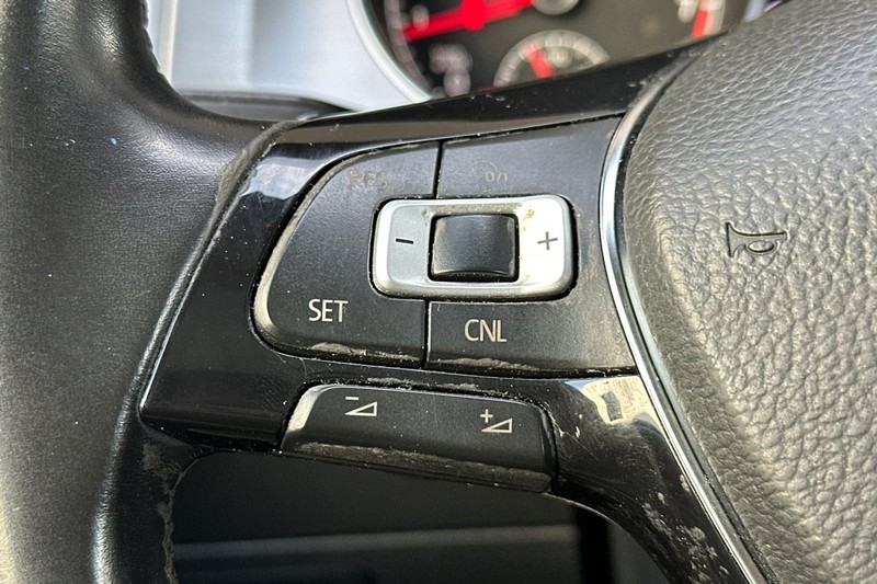 Volkswagen Golf Vehicle Full-screen Gallery Image 34