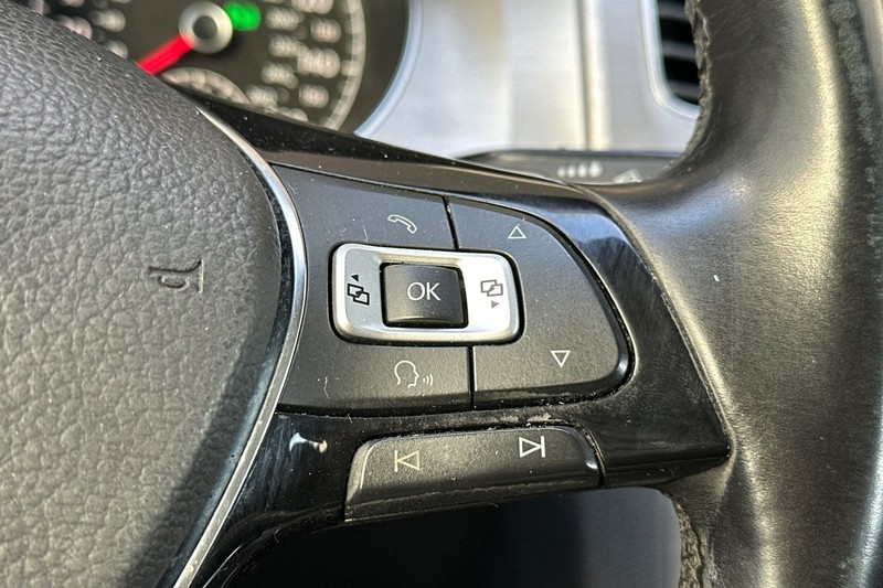 Volkswagen Golf Vehicle Full-screen Gallery Image 36