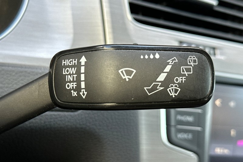 Volkswagen Golf Vehicle Full-screen Gallery Image 37