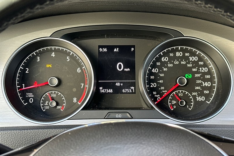 Volkswagen Golf Vehicle Full-screen Gallery Image 38