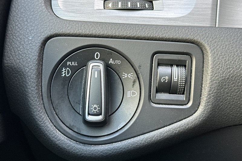 Volkswagen Golf Vehicle Full-screen Gallery Image 40