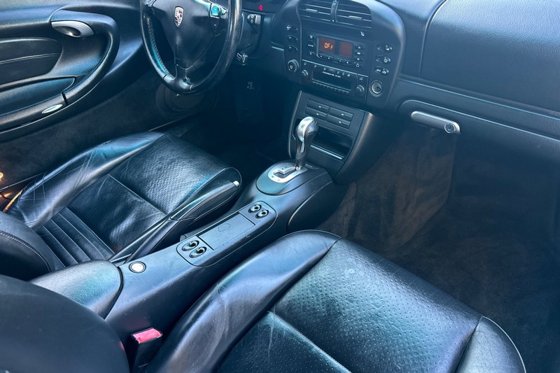 Porsche 911 Carrera Vehicle Full-screen Gallery Image 17