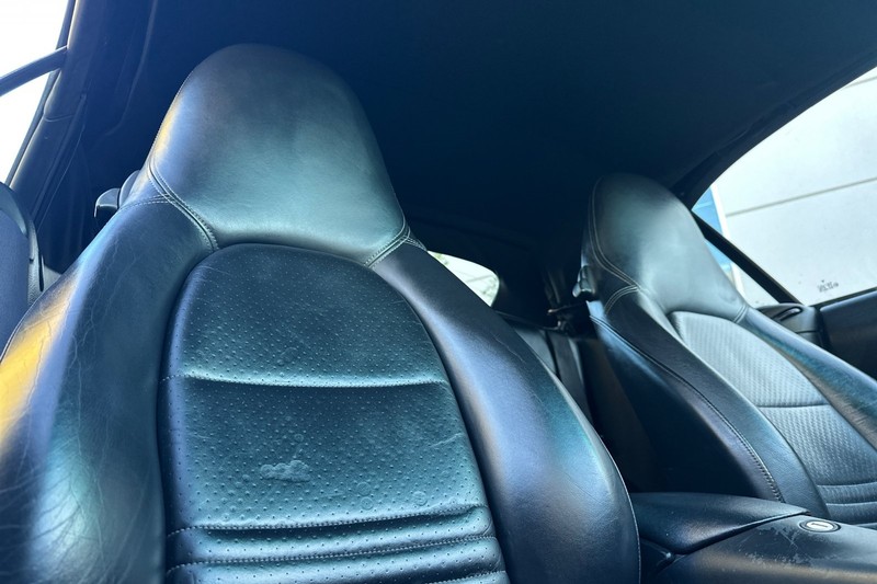 Porsche 911 Carrera Vehicle Full-screen Gallery Image 18