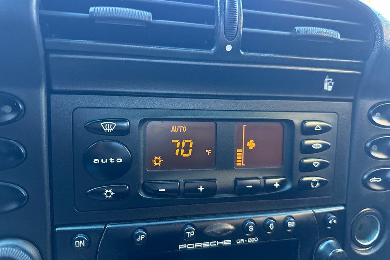 Porsche 911 Carrera Vehicle Full-screen Gallery Image 24