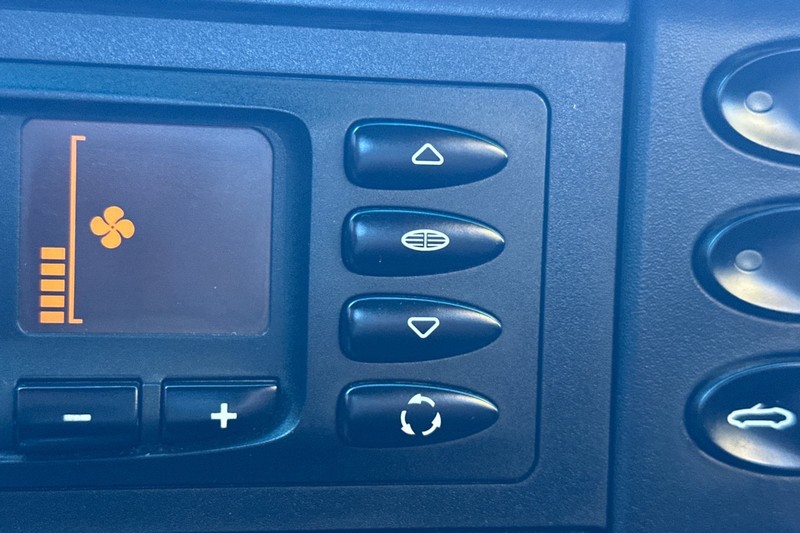 Porsche 911 Carrera Vehicle Full-screen Gallery Image 26