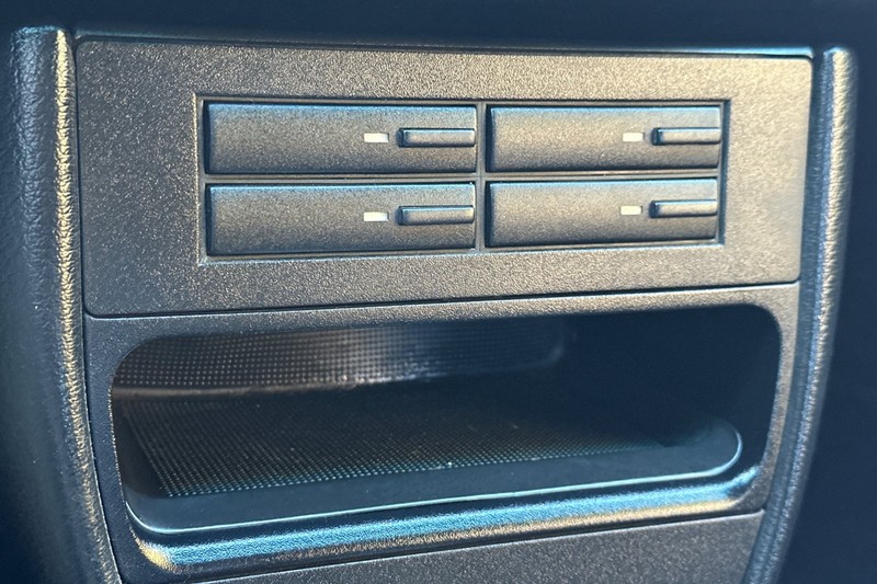 Porsche 911 Carrera Vehicle Full-screen Gallery Image 27