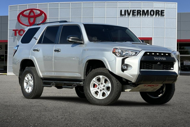 Toyota 4Runner Vehicle Full-screen Gallery Image 02