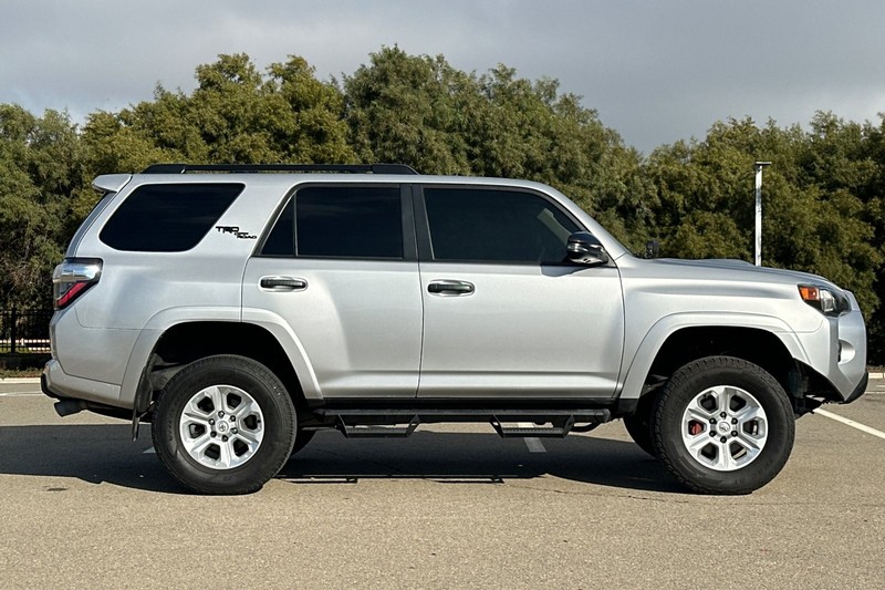 Toyota 4Runner Vehicle Full-screen Gallery Image 03