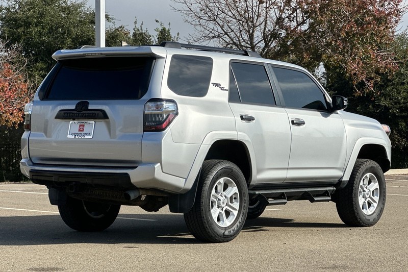 Toyota 4Runner Vehicle Full-screen Gallery Image 04
