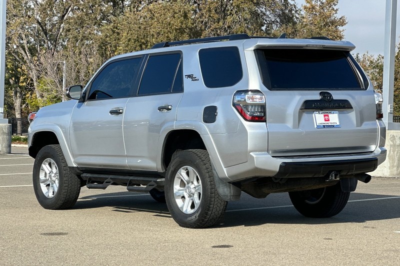 Toyota 4Runner Vehicle Full-screen Gallery Image 06