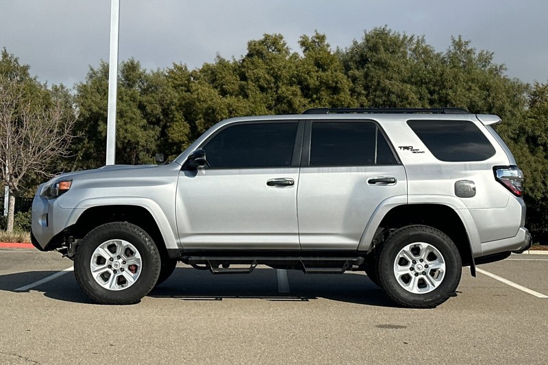 Toyota 4Runner Vehicle Full-screen Gallery Image 07