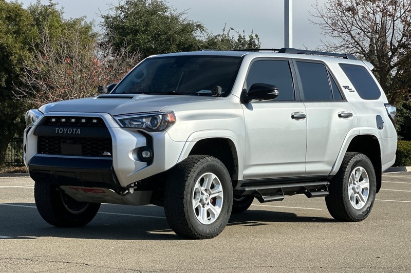 Toyota 4Runner Vehicle Full-screen Gallery Image 08