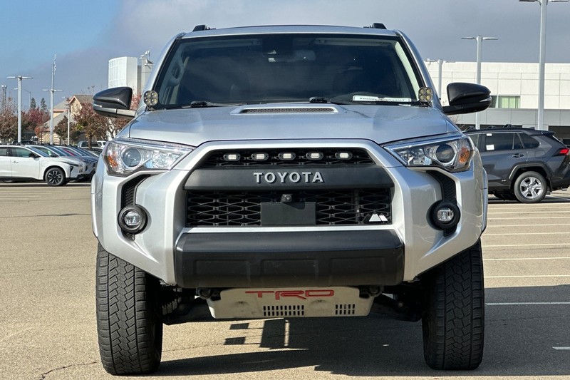 Toyota 4Runner Vehicle Full-screen Gallery Image 09