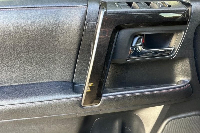 Toyota 4Runner Vehicle Full-screen Gallery Image 11