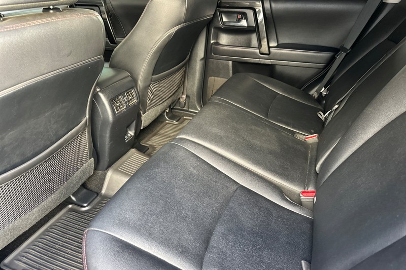 Toyota 4Runner Vehicle Full-screen Gallery Image 14