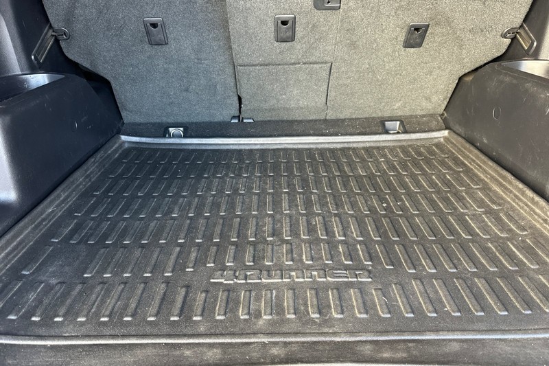 Toyota 4Runner Vehicle Full-screen Gallery Image 17