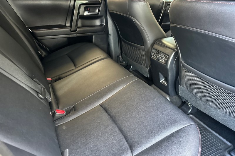 Toyota 4Runner Vehicle Full-screen Gallery Image 18