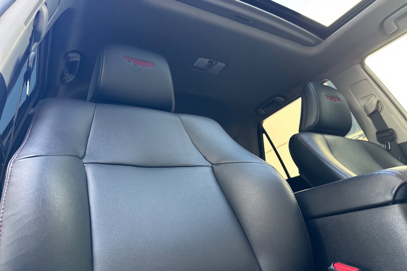 Toyota 4Runner Vehicle Full-screen Gallery Image 20