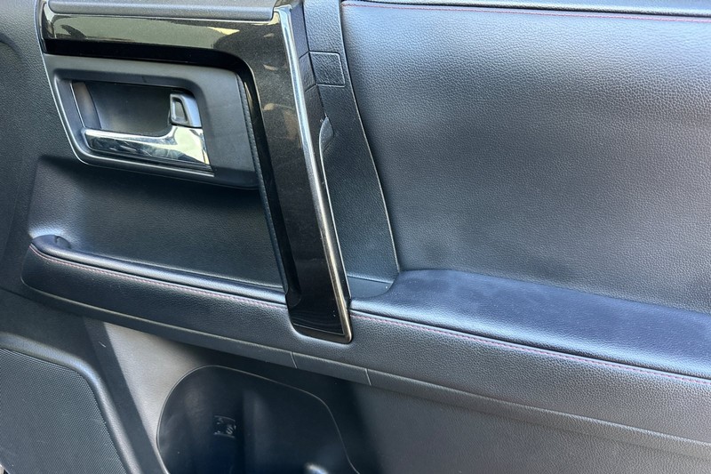 Toyota 4Runner Vehicle Full-screen Gallery Image 21