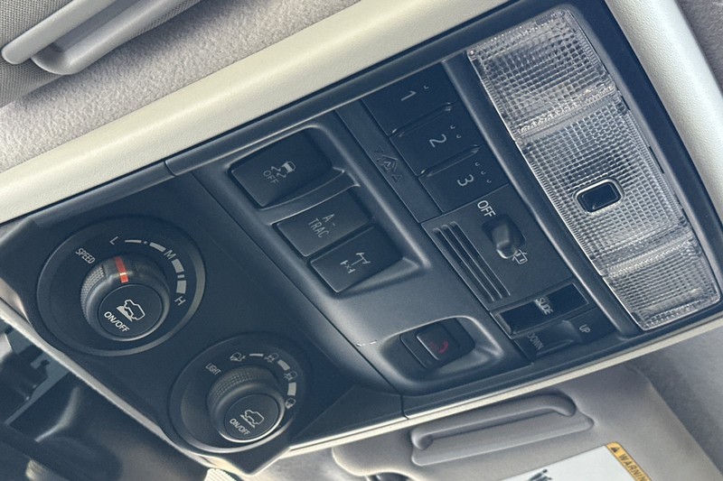 Toyota 4Runner Vehicle Full-screen Gallery Image 24