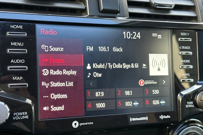 Toyota 4Runner Vehicle Full-screen Gallery Image 26