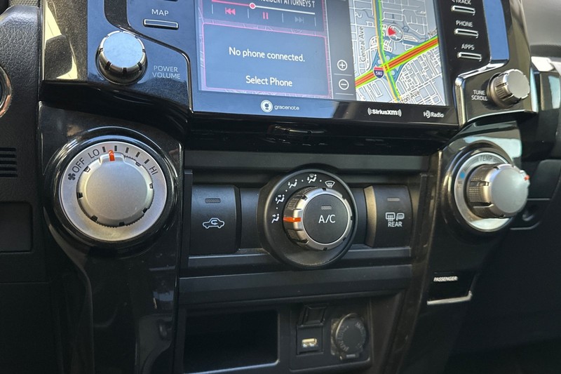 Toyota 4Runner Vehicle Full-screen Gallery Image 28