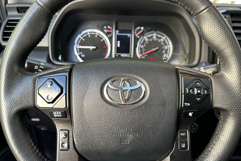 Toyota 4Runner Vehicle Full-screen Gallery Image 36