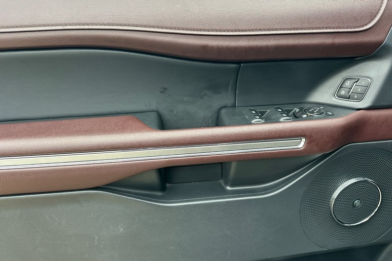 Ford Expedition Max Vehicle Full-screen Gallery Image 11