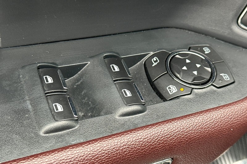 Ford Expedition Max Vehicle Full-screen Gallery Image 12